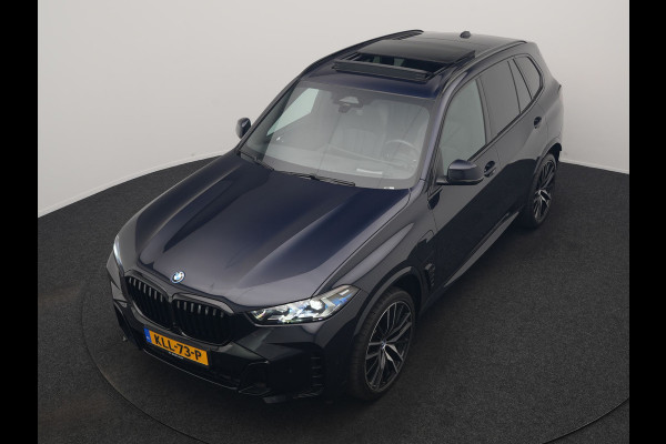 BMW X5 xDrive50e High Executive PHEV 490pk Dealer O.H. | Panodak Sky Lounge | M Sport | Luchtvering | Head Up | 360 Camera | Harman / Kardon | Nappa Lederen Comfortstoelen Memory & Verwarmd | Carbon Schwarz | Apple Carplay | Keyless | Blis | 22"L Plug In Hybrid |