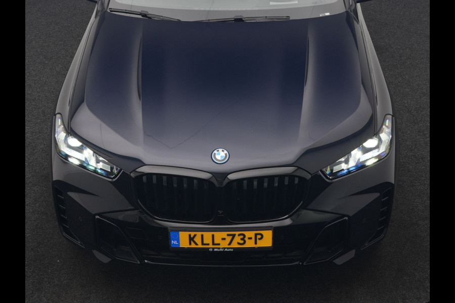 BMW X5 xDrive50e High Executive PHEV 490pk Dealer O.H. | Panodak Sky Lounge | M Sport | Luchtvering | Head Up | 360 Camera | Harman / Kardon | Nappa Lederen Comfortstoelen Memory & Verwarmd | Carbon Schwarz | Apple Carplay | Keyless | Blis | 22"L Plug In Hybrid |