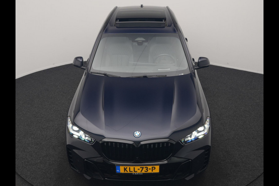 BMW X5 xDrive50e High Executive PHEV 490pk Dealer O.H. | Panodak Sky Lounge | M Sport | Luchtvering | Head Up | 360 Camera | Harman / Kardon | Nappa Lederen Comfortstoelen Memory & Verwarmd | Carbon Schwarz | Apple Carplay | Keyless | Blis | 22"L Plug In Hybrid |