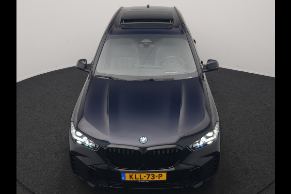 BMW X5 xDrive50e High Executive PHEV 490pk Dealer O.H. | Panodak Sky Lounge | M Sport | Luchtvering | Head Up | 360 Camera | Harman / Kardon | Nappa Lederen Comfortstoelen Memory & Verwarmd | Carbon Schwarz | Apple Carplay | Keyless | Blis | 22"L Plug In Hybrid |