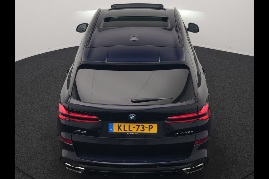 BMW X5 xDrive50e High Executive PHEV 490pk Dealer O.H. | Panodak Sky Lounge | M Sport | Luchtvering | Head Up | 360 Camera | Harman / Kardon | Nappa Lederen Comfortstoelen Memory & Verwarmd | Carbon Schwarz | Apple Carplay | Keyless | Blis | 22"L Plug In Hybrid |