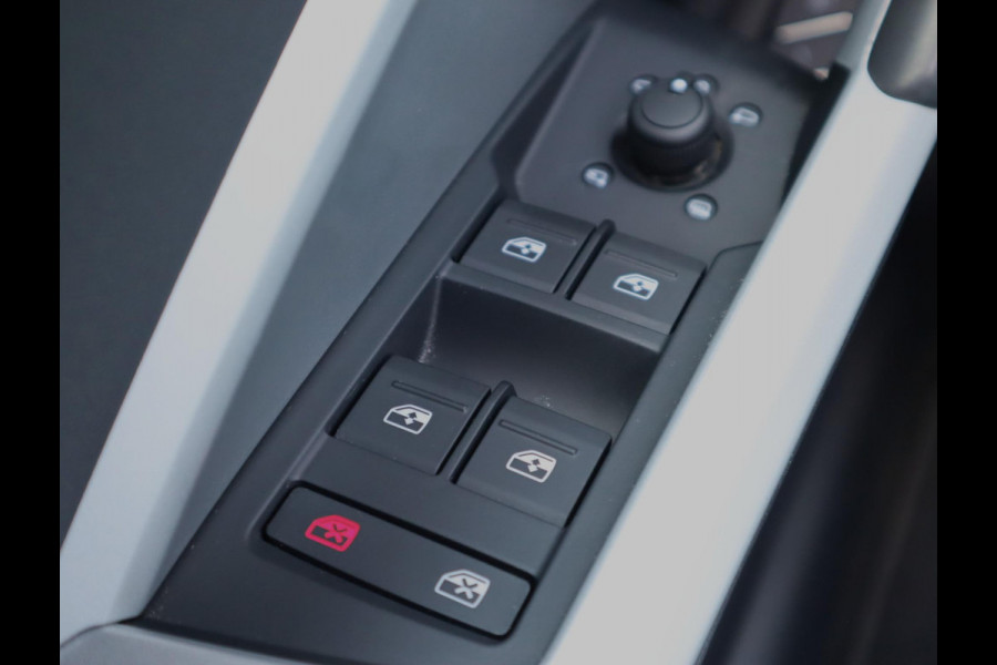 Audi Q3 Sportback 40 TFSI quattro S Edition | S-line | Pano | Trekhaak | all weather banden | Leer