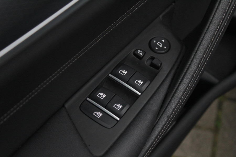 BMW 5 Serie Touring 530e M-Sport | Stuur en Stoelverwarming | Sfeerverlichting