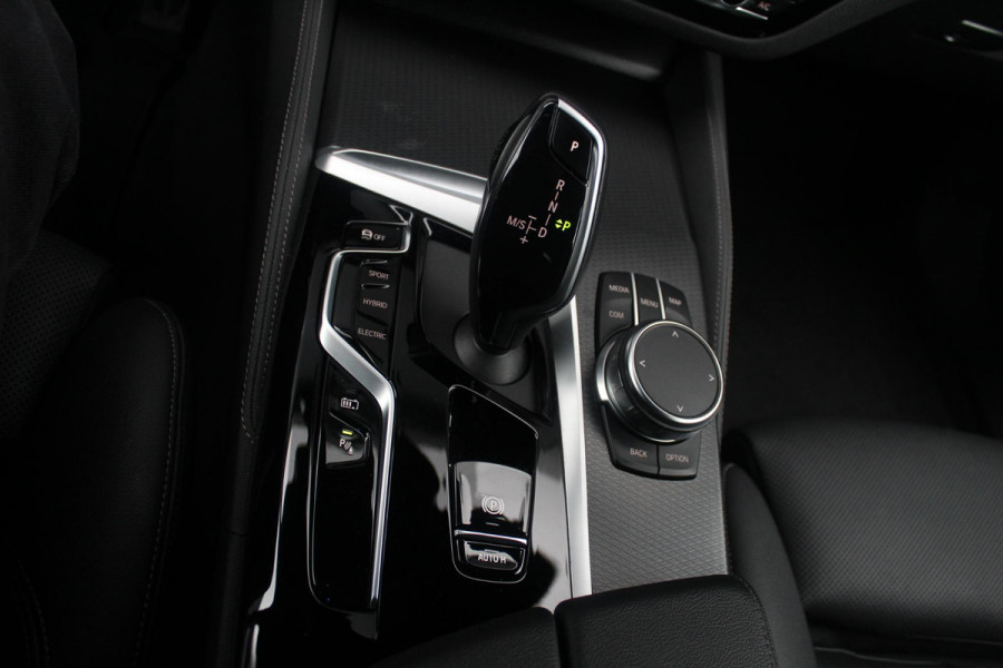 BMW 5 Serie Touring 530e M-Sport | Stuur en Stoelverwarming | Sfeerverlichting