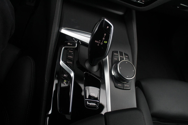 BMW 5 Serie Touring 530e M-Sport | Stuur en Stoelverwarming | Sfeerverlichting