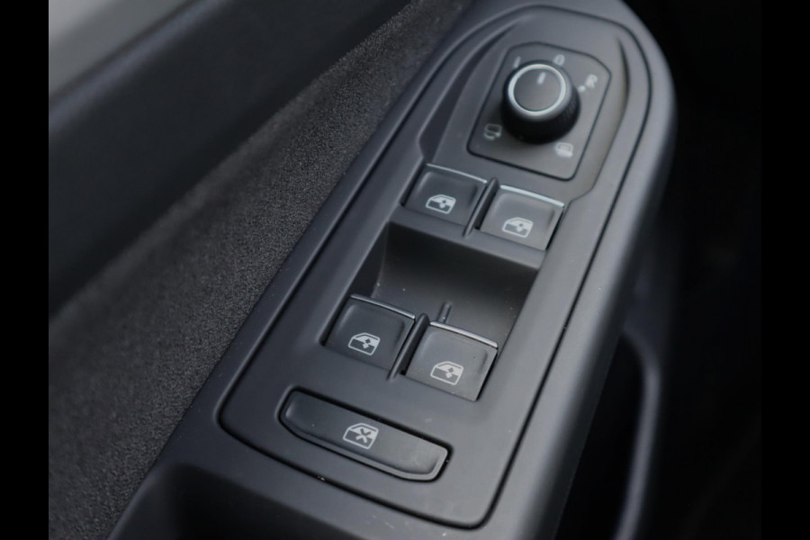 Volkswagen Golf Variant 1.5 eTSI Life Edition | Trekhaak | Black | Stuur en  Stoelverwarming