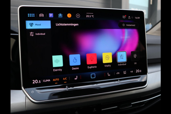 Volkswagen Golf Variant 1.5 eTSI Life Edition | Trekhaak | Black | Stuur en  Stoelverwarming