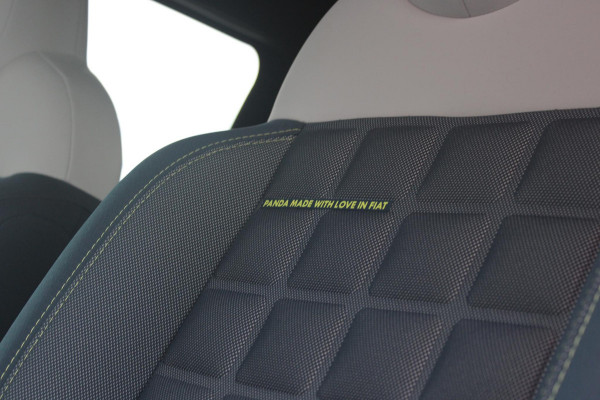 Fiat Grande Panda LA PRIMA 11 kW 44 kWh | WINTER PACK: (VERWARMBARE VOORSTOELEN, VERWARMBAAR STUURWIEL, VERWARMBARE VOORRUIT) | 17" LICHTMETALEN VELGEN "GLOSSY BLACK" | ELEKTRISCH INKLAPBARE BUITENSPIEGELS | MIDDENARMSTEUN VOOR | NAVIGATIE | DRAADLOZE TELEFOONLADER | ACHTERUITRIJ CAMERA MET DYNAMISCHE HULPLIJNEN | REGENSENSOR | CLIMATE CONTROL | DAB+ RADIO | DRAADLOZE APPLE CARPLAY/ANDROID AUTO | GETINTE ACHTERRUITEN | PARKEERSENSOREN VOOR EN ACHTER | CINEMA BLACK |