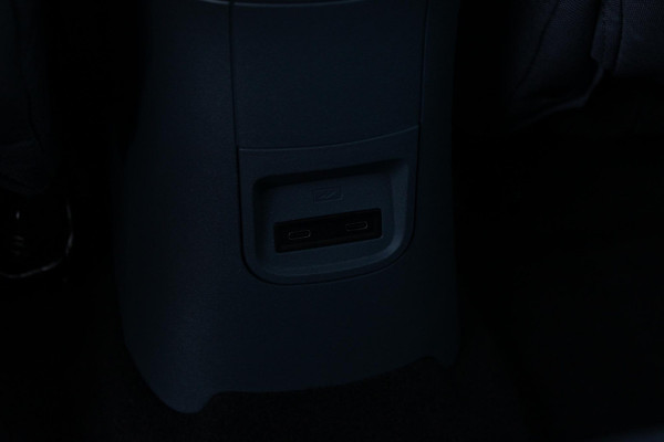 Fiat Grande Panda LA PRIMA 11 kW 44 kWh | WINTER PACK: (VERWARMBARE VOORSTOELEN, VERWARMBAAR STUURWIEL, VERWARMBARE VOORRUIT) | 17" LICHTMETALEN VELGEN "GLOSSY BLACK" | ELEKTRISCH INKLAPBARE BUITENSPIEGELS | MIDDENARMSTEUN VOOR | NAVIGATIE | DRAADLOZE TELEFOONLADER | ACHTERUITRIJ CAMERA MET DYNAMISCHE HULPLIJNEN | REGENSENSOR | CLIMATE CONTROL | DAB+ RADIO | DRAADLOZE APPLE CARPLAY/ANDROID AUTO | GETINTE ACHTERRUITEN | PARKEERSENSOREN VOOR EN ACHTER | CINEMA BLACK |
