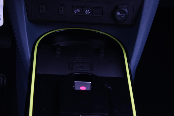 Fiat Grande Panda LA PRIMA 11 kW 44 kWh | WINTER PACK: (VERWARMBARE VOORSTOELEN, VERWARMBAAR STUURWIEL, VERWARMBARE VOORRUIT) | 17" LICHTMETALEN VELGEN "GLOSSY BLACK" | ELEKTRISCH INKLAPBARE BUITENSPIEGELS | MIDDENARMSTEUN VOOR | NAVIGATIE | DRAADLOZE TELEFOONLADER | ACHTERUITRIJ CAMERA MET DYNAMISCHE HULPLIJNEN | REGENSENSOR | CLIMATE CONTROL | DAB+ RADIO | DRAADLOZE APPLE CARPLAY/ANDROID AUTO | GETINTE ACHTERRUITEN | PARKEERSENSOREN VOOR EN ACHTER | CINEMA BLACK |
