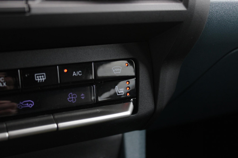 Fiat Grande Panda LA PRIMA 11 kW 44 kWh | WINTER PACK: (VERWARMBARE VOORSTOELEN, VERWARMBAAR STUURWIEL, VERWARMBARE VOORRUIT) | 17" LICHTMETALEN VELGEN "GLOSSY BLACK" | ELEKTRISCH INKLAPBARE BUITENSPIEGELS | MIDDENARMSTEUN VOOR | NAVIGATIE | DRAADLOZE TELEFOONLADER | ACHTERUITRIJ CAMERA MET DYNAMISCHE HULPLIJNEN | REGENSENSOR | CLIMATE CONTROL | DAB+ RADIO | DRAADLOZE APPLE CARPLAY/ANDROID AUTO | GETINTE ACHTERRUITEN | PARKEERSENSOREN VOOR EN ACHTER | CINEMA BLACK |