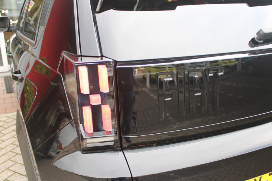 Fiat Grande Panda LA PRIMA 11 kW 44 kWh | WINTER PACK: (VERWARMBARE VOORSTOELEN, VERWARMBAAR STUURWIEL, VERWARMBARE VOORRUIT) | 17" LICHTMETALEN VELGEN "GLOSSY BLACK" | ELEKTRISCH INKLAPBARE BUITENSPIEGELS | MIDDENARMSTEUN VOOR | NAVIGATIE | DRAADLOZE TELEFOONLADER | ACHTERUITRIJ CAMERA MET DYNAMISCHE HULPLIJNEN | REGENSENSOR | CLIMATE CONTROL | DAB+ RADIO | DRAADLOZE APPLE CARPLAY/ANDROID AUTO | GETINTE ACHTERRUITEN | PARKEERSENSOREN VOOR EN ACHTER | CINEMA BLACK |