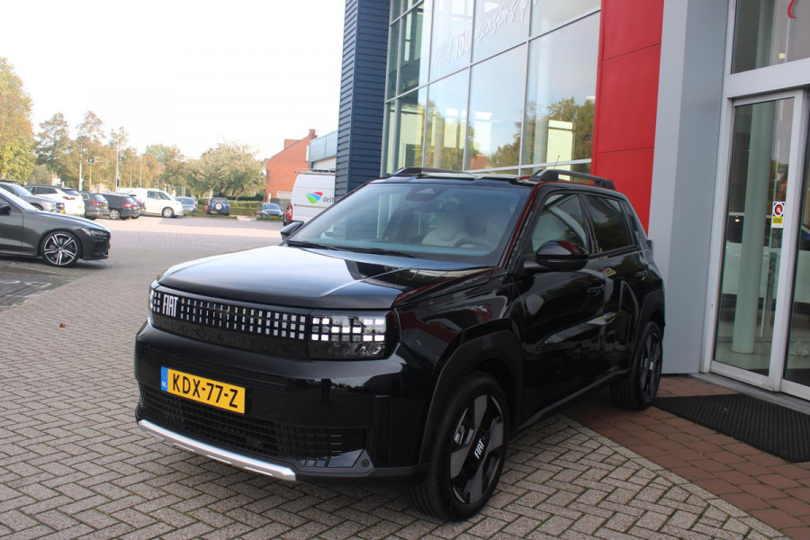 Fiat Grande Panda LA PRIMA 11 kW 44 kWh | WINTER PACK: (VERWARMBARE VOORSTOELEN, VERWARMBAAR STUURWIEL, VERWARMBARE VOORRUIT) | 17" LICHTMETALEN VELGEN "GLOSSY BLACK" | ELEKTRISCH INKLAPBARE BUITENSPIEGELS | MIDDENARMSTEUN VOOR | NAVIGATIE | DRAADLOZE TELEFOONLADER | ACHTERUITRIJ CAMERA MET DYNAMISCHE HULPLIJNEN | REGENSENSOR | CLIMATE CONTROL | DAB+ RADIO | DRAADLOZE APPLE CARPLAY/ANDROID AUTO | GETINTE ACHTERRUITEN | PARKEERSENSOREN VOOR EN ACHTER | CINEMA BLACK |
