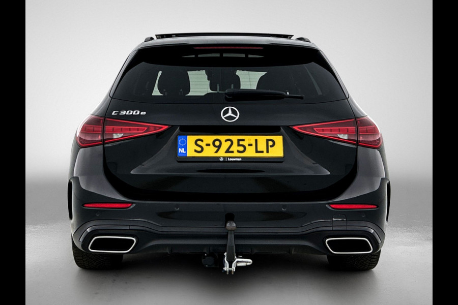 Mercedes-Benz C-Klasse Estate 300 e Star Edition AMG Line Plus | AMG in en Exterieur | Sfeerverlichting | Memory Seats | Trekhaak | Panoramadak schuif kantel dak | Incl. 24 maanden Mercedes-Benz Certified Garantie.
