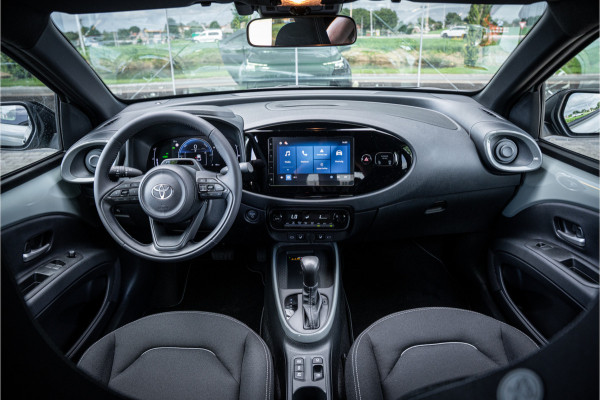 Toyota Aygo X Hybrid 115 pulse Automaat ** Stoelverwarming ** Camera ** Carplay ** Keyless