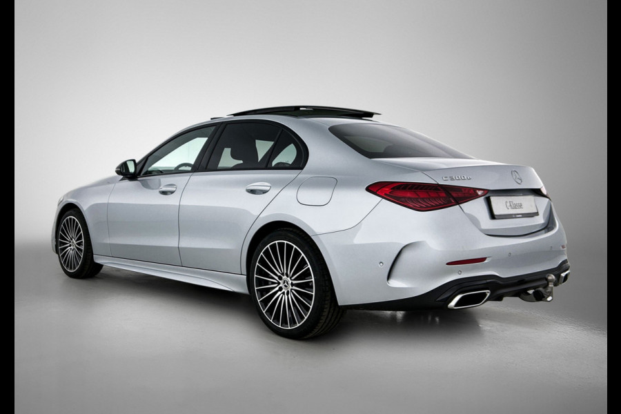 Mercedes-Benz C-Klasse 300 e 140 Years Edition | AMG line | Trekhaak | Panoramaschuifdak | 360°-camera | Nightpakket | Adapt. Cruise Control |
