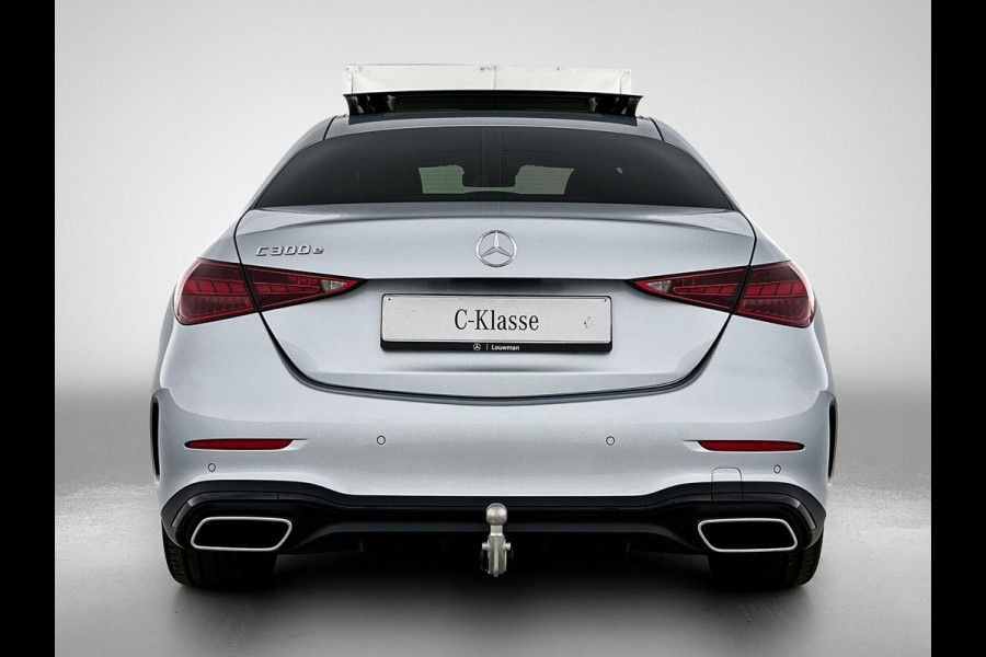 Mercedes-Benz C-Klasse 300 e 140 Years Edition | AMG line | Trekhaak | Panoramaschuifdak | 360°-camera | Nightpakket | Adapt. Cruise Control |