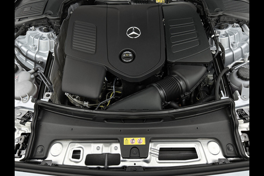 Mercedes-Benz C-Klasse 300 e 140 Years Edition | AMG line | Trekhaak | Panoramaschuifdak | 360°-camera | Nightpakket | Adapt. Cruise Control |
