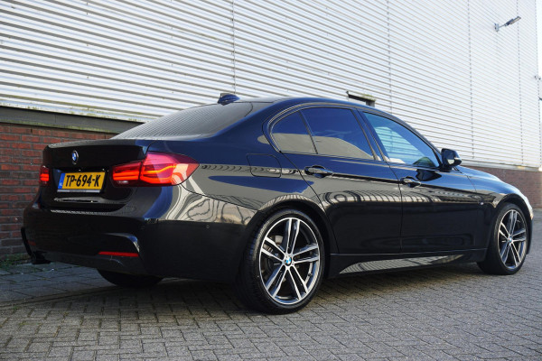 BMW 3 Serie 318i Edition M Sport Shadow Executive/19 Inch/ Carplay/Camera.