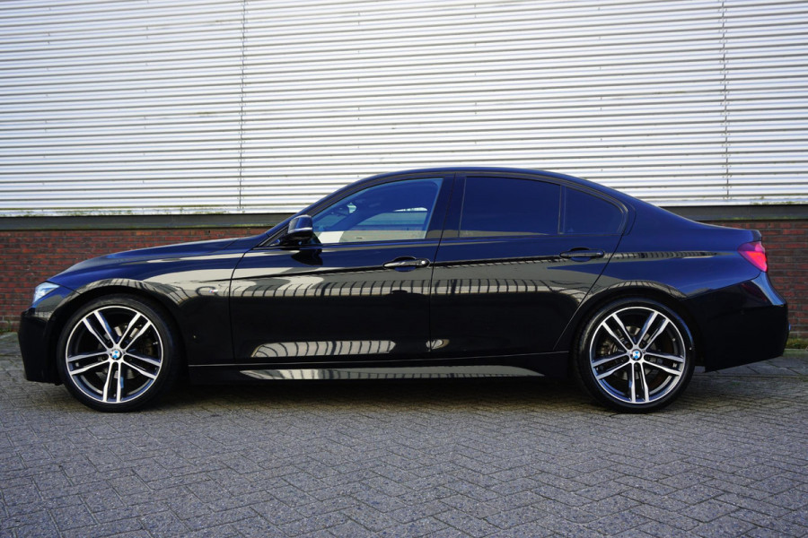 BMW 3 Serie 318i Edition M Sport Shadow Executive/19 Inch/ Carplay/Camera.