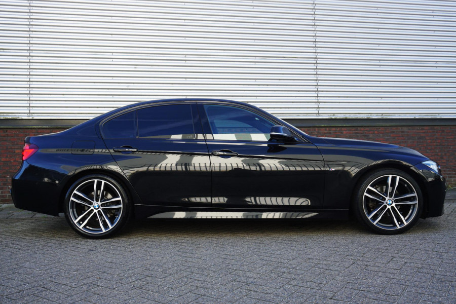 BMW 3 Serie 318i Edition M Sport Shadow Executive/19 Inch/ Carplay/Camera.