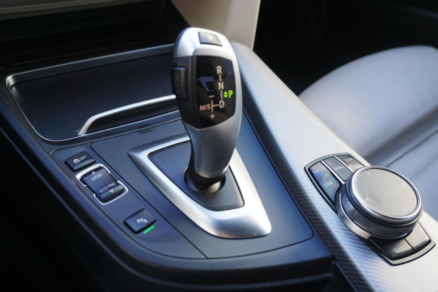 BMW 3 Serie 318i Edition M Sport Shadow Executive/19 Inch/ Carplay/Camera.