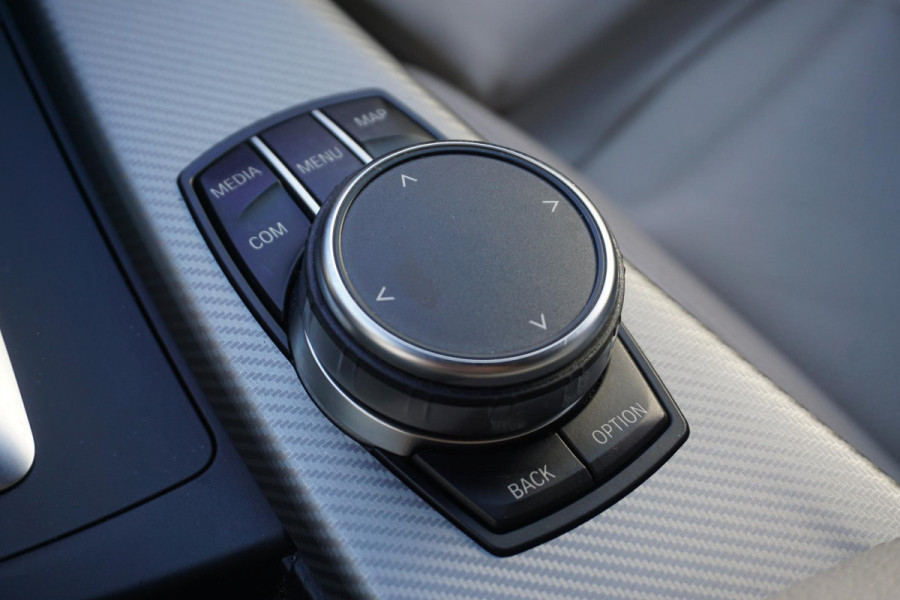 BMW 3 Serie 318i Edition M Sport Shadow Executive/19 Inch/ Carplay/Camera.