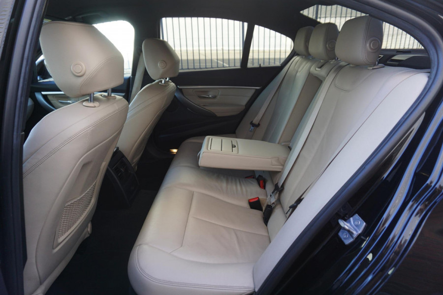 BMW 3 Serie 318i Edition M Sport Shadow Executive/19 Inch/ Carplay/Camera.