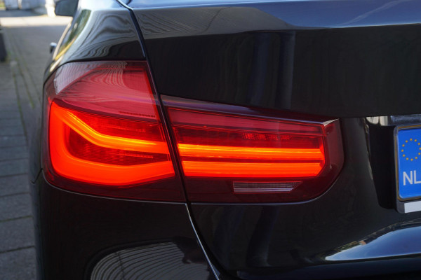 BMW 3 Serie 318i Edition M Sport Shadow Executive/19 Inch/ Carplay/Camera.