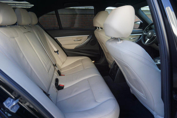 BMW 3 Serie 318i Edition M Sport Shadow Executive/19 Inch/ Carplay/Camera.