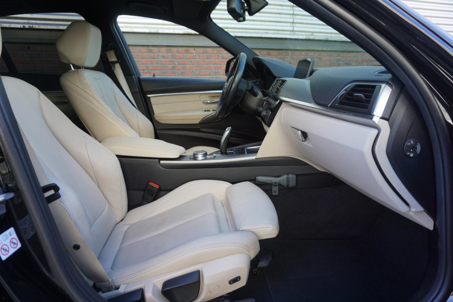 BMW 3 Serie 318i Edition M Sport Shadow Executive/19 Inch/ Carplay/Camera.