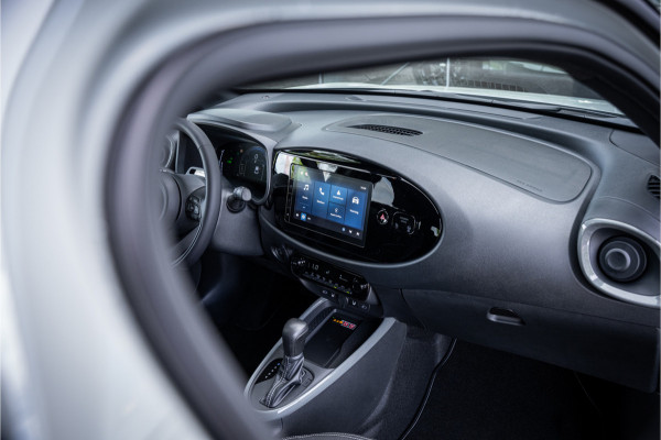 Toyota Aygo X Hybrid 115 pulse Automaat ** Stoelverwarming ** Camera ** Carplay ** Keyless