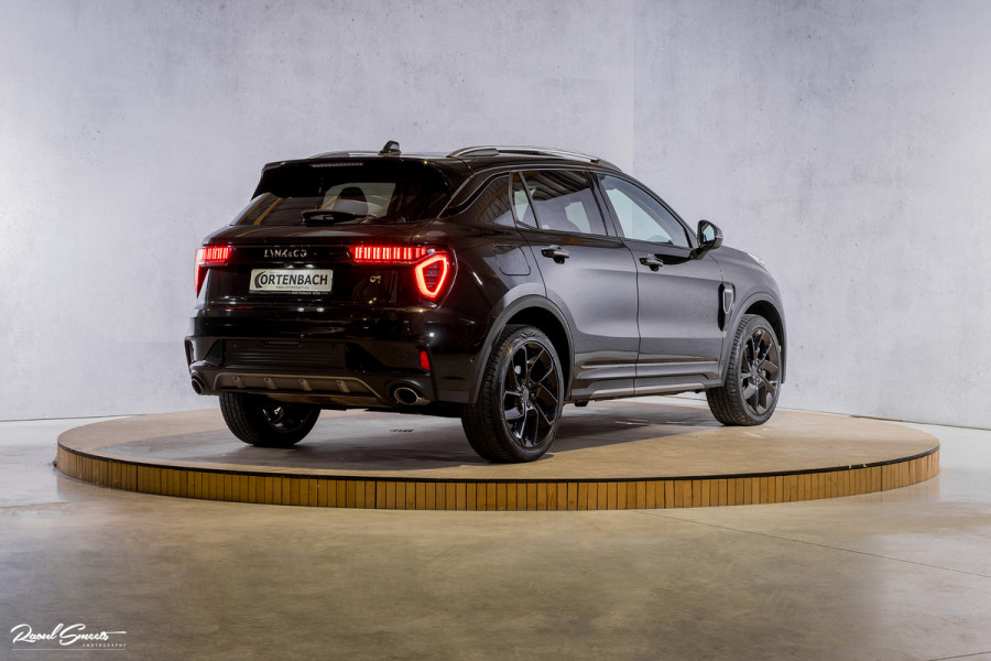 Lynk & Co 01 1.5 Full Black | ALL-IN PRIJZEN – inclusief onderhoud, originele Lynk & Co software-update en 1 jaar BOVAG-garantie | Adaptieve cruise | Panoramadak | Blis | Memory |