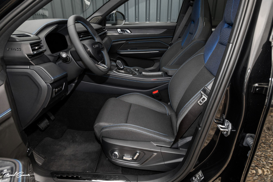 Lynk & Co 01 1.5 Full Black | ALL-IN PRIJZEN – inclusief onderhoud, originele Lynk & Co software-update en 1 jaar BOVAG-garantie | Adaptieve cruise | Panoramadak | Blis | Memory |