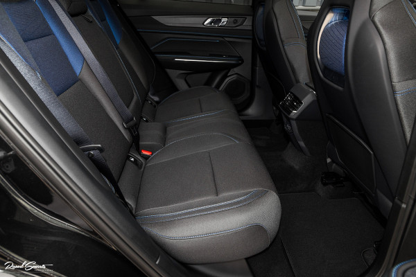 Lynk & Co 01 1.5 Full Black | ALL-IN PRIJZEN – inclusief onderhoud, originele Lynk & Co software-update en 1 jaar BOVAG-garantie | Adaptieve cruise | Panoramadak | Blis | Memory |