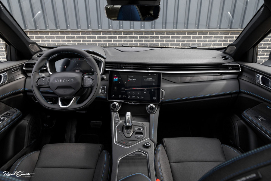 Lynk & Co 01 1.5 Full Black | ALL-IN PRIJZEN – inclusief onderhoud, originele Lynk & Co software-update en 1 jaar BOVAG-garantie | Adaptieve cruise | Panoramadak | Blis | Memory |