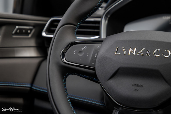 Lynk & Co 01 1.5 Full Black | ALL-IN PRIJZEN – inclusief onderhoud, originele Lynk & Co software-update en 1 jaar BOVAG-garantie | Adaptieve cruise | Panoramadak | Blis | Memory |