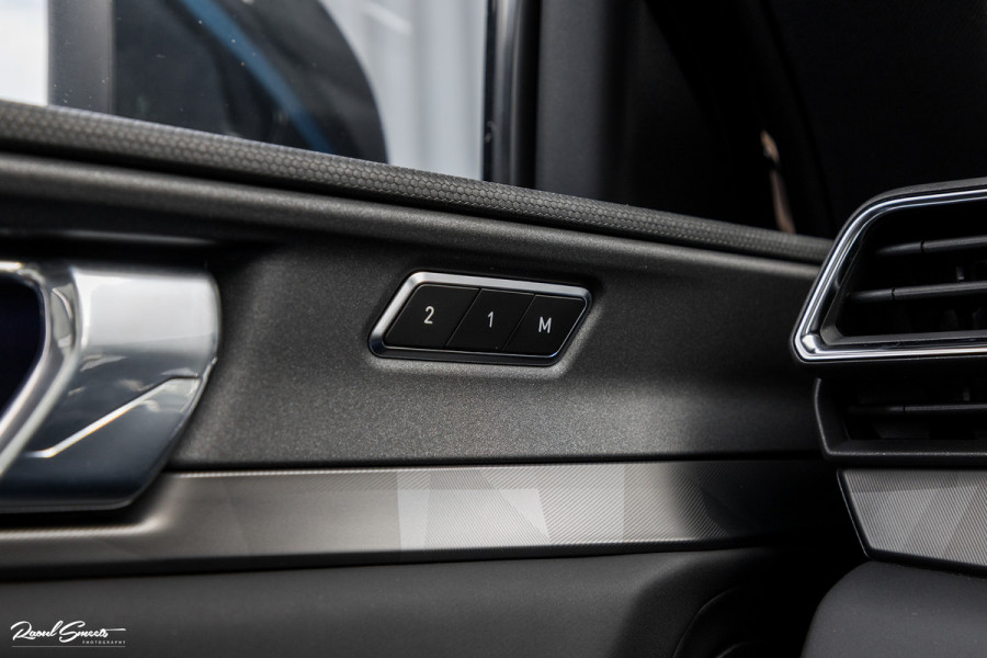 Lynk & Co 01 1.5 Full Black | ALL-IN PRIJZEN – inclusief onderhoud, originele Lynk & Co software-update en 1 jaar BOVAG-garantie | Adaptieve cruise | Panoramadak | Blis | Memory |