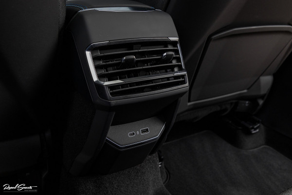 Lynk & Co 01 1.5 Full Black | ALL-IN PRIJZEN – inclusief onderhoud, originele Lynk & Co software-update en 1 jaar BOVAG-garantie | Adaptieve cruise | Panoramadak | Blis | Memory |