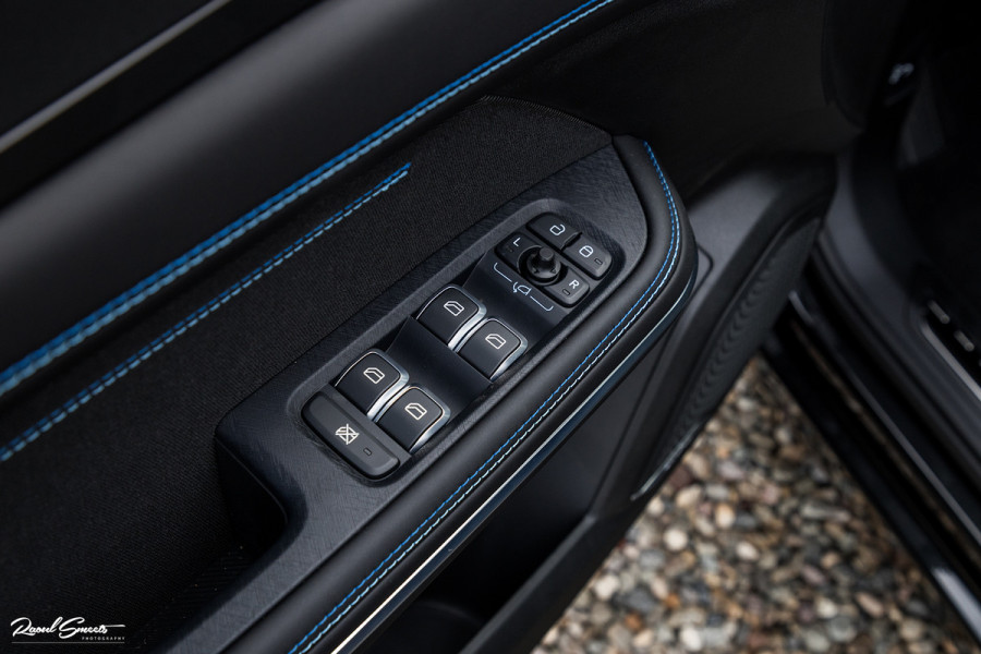 Lynk & Co 01 1.5 Full Black | ALL-IN PRIJZEN – inclusief onderhoud, originele Lynk & Co software-update en 1 jaar BOVAG-garantie | Adaptieve cruise | Panoramadak | Blis | Memory |