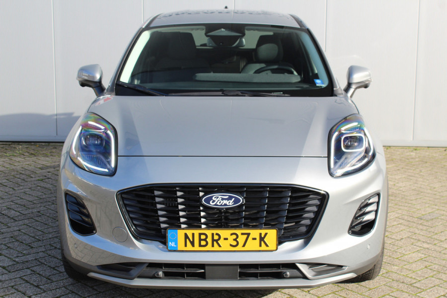 Ford Puma 1.0-125pk EcoBoost Mild-Hybrid Titanium. Z.g.a.n., slechts 3.000km ! Fabrieksgarantie t/m 19-02-2030 ! Autm. airco, navigatie, bluetooth telefoonvoor., all season banden, stoel-, stuur- en voorraamverw., rij assistent pakket, metallic lak, etc.