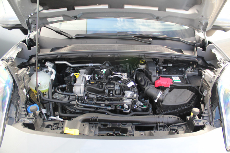 Ford Puma 1.0-125pk EcoBoost Mild-Hybrid Titanium. Z.g.a.n., slechts 3.000km ! Fabrieksgarantie t/m 19-02-2030 ! Autm. airco, navigatie, bluetooth telefoonvoor., all season banden, stoel-, stuur- en voorraamverw., rij assistent pakket, metallic lak, etc.