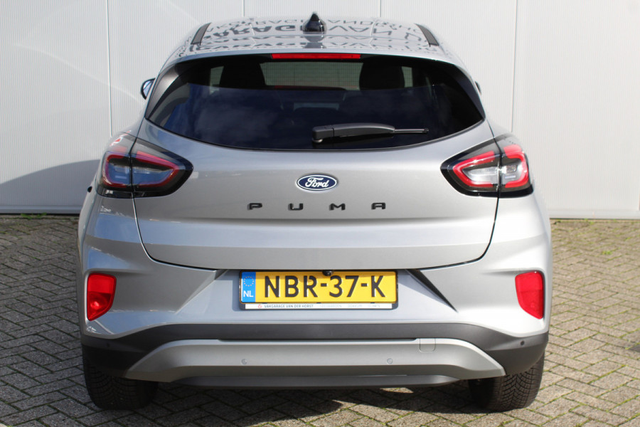 Ford Puma 1.0-125pk EcoBoost Mild-Hybrid Titanium. Z.g.a.n., slechts 3.000km ! Fabrieksgarantie t/m 19-02-2030 ! Autm. airco, navigatie, bluetooth telefoonvoor., all season banden, stoel-, stuur- en voorraamverw., rij assistent pakket, metallic lak, etc.