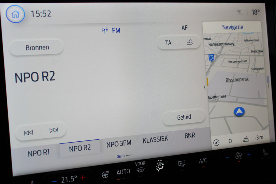Ford Puma 1.0-125pk EcoBoost Mild-Hybrid Titanium. Z.g.a.n., slechts 3.000km ! Fabrieksgarantie t/m 19-02-2030 ! Autm. airco, navigatie, bluetooth telefoonvoor., all season banden, stoel-, stuur- en voorraamverw., rij assistent pakket, metallic lak, etc.