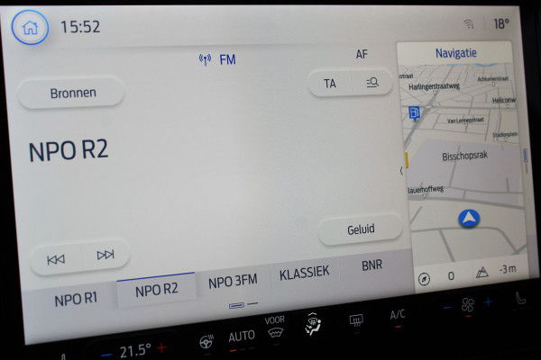 Ford Puma 1.0-125pk EcoBoost Mild-Hybrid Titanium. Z.g.a.n., slechts 3.000km ! Fabrieksgarantie t/m 19-02-2030 ! Autm. airco, navigatie, bluetooth telefoonvoor., all season banden, stoel-, stuur- en voorraamverw., rij assistent pakket, metallic lak, etc.