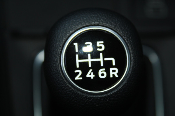 Ford Puma 1.0-125pk EcoBoost Mild-Hybrid Titanium. Z.g.a.n., slechts 3.000km ! Fabrieksgarantie t/m 19-02-2030 ! Autm. airco, navigatie, bluetooth telefoonvoor., all season banden, stoel-, stuur- en voorraamverw., rij assistent pakket, metallic lak, etc.