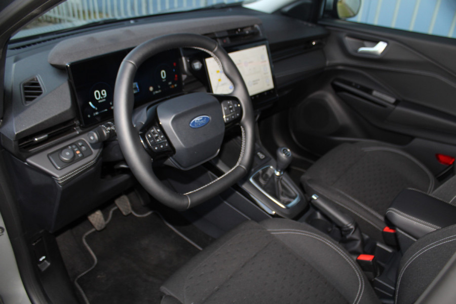 Ford Puma 1.0-125pk EcoBoost Mild-Hybrid Titanium. Z.g.a.n., slechts 3.000km ! Fabrieksgarantie t/m 19-02-2030 ! Autm. airco, navigatie, bluetooth telefoonvoor., all season banden, stoel-, stuur- en voorraamverw., rij assistent pakket, metallic lak, etc.