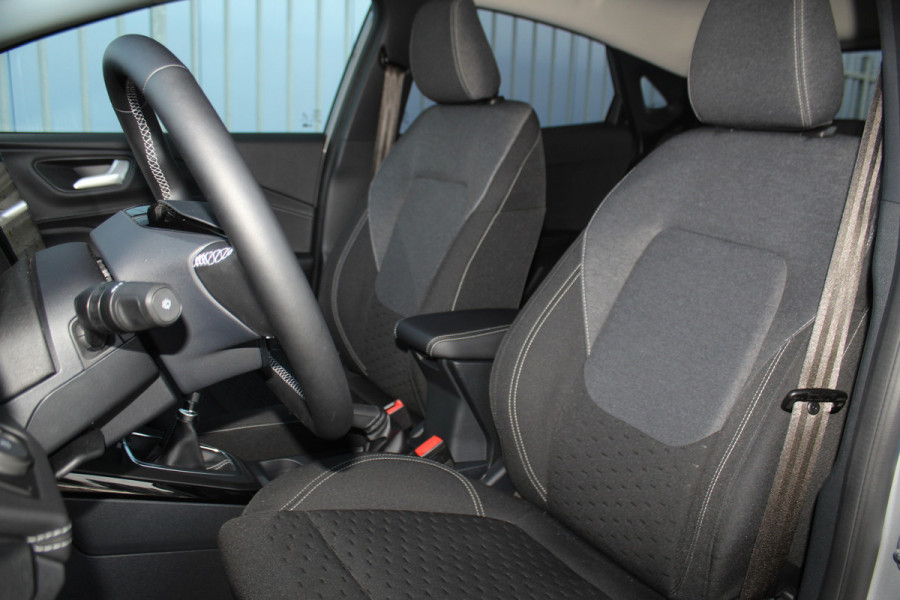 Ford Puma 1.0-125pk EcoBoost Mild-Hybrid Titanium. Z.g.a.n., slechts 3.000km ! Fabrieksgarantie t/m 19-02-2030 ! Autm. airco, navigatie, bluetooth telefoonvoor., all season banden, stoel-, stuur- en voorraamverw., rij assistent pakket, metallic lak, etc.
