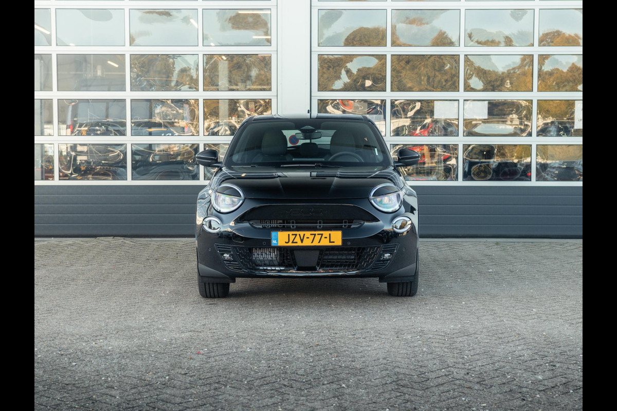 Fiat 600 1.2 Hybrid Sport | Navi | Cinema Black l Camera l Stoelverwarming en massage