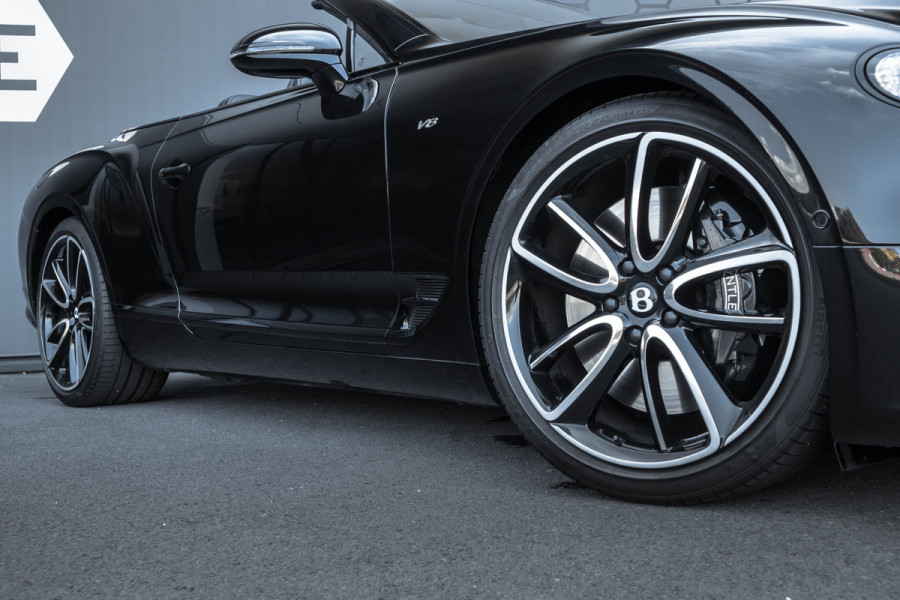 Bentley Continental GTC 4.0 V8 MULLINER | NAIM AUDIO | DIAMOND QUILTING SPEC. | TOURING+CITY SPEC. | ROTATING DISPLAY | CARBON INTERIOR | HEAD-UP | BLAC WINDSCHERM | ZWART DAK | DYNAMIC RIDE | CHROME PINSTRIPE INTERIOR | EMBLEMEN IN HOOFDSTEUNEN | ETC.